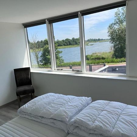 Comfortabele Woning Met Omheinde Tuin Aan Water Voor 12 P Oostburg Eksteriør bilde
