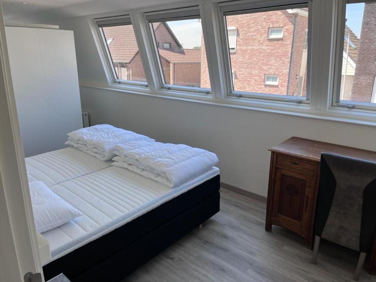 Comfortabele Woning Met Omheinde Tuin Aan Water Voor 12 P Oostburg Eksteriør bilde