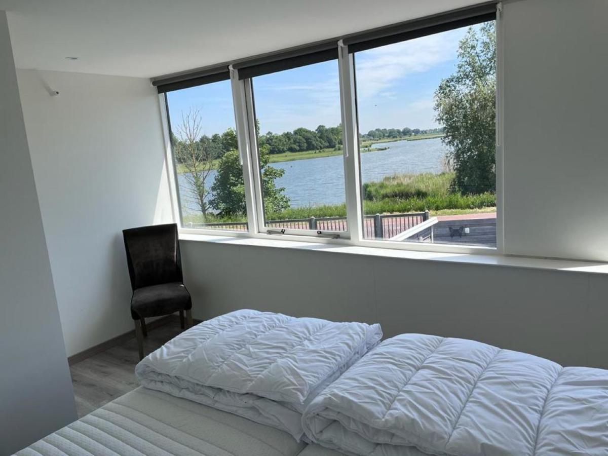 Comfortabele Woning Met Omheinde Tuin Aan Water Voor 12 P Oostburg Eksteriør bilde