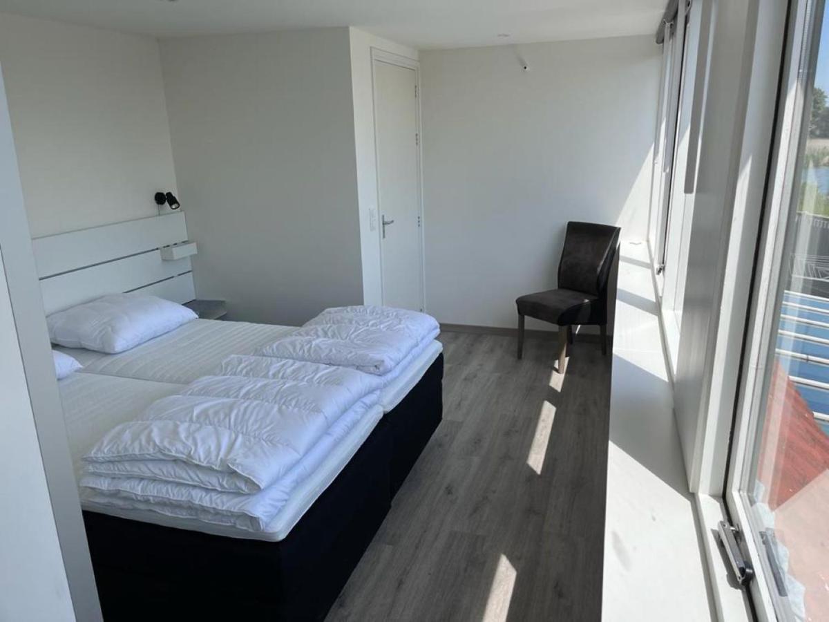 Comfortabele Woning Met Omheinde Tuin Aan Water Voor 12 P Oostburg Eksteriør bilde