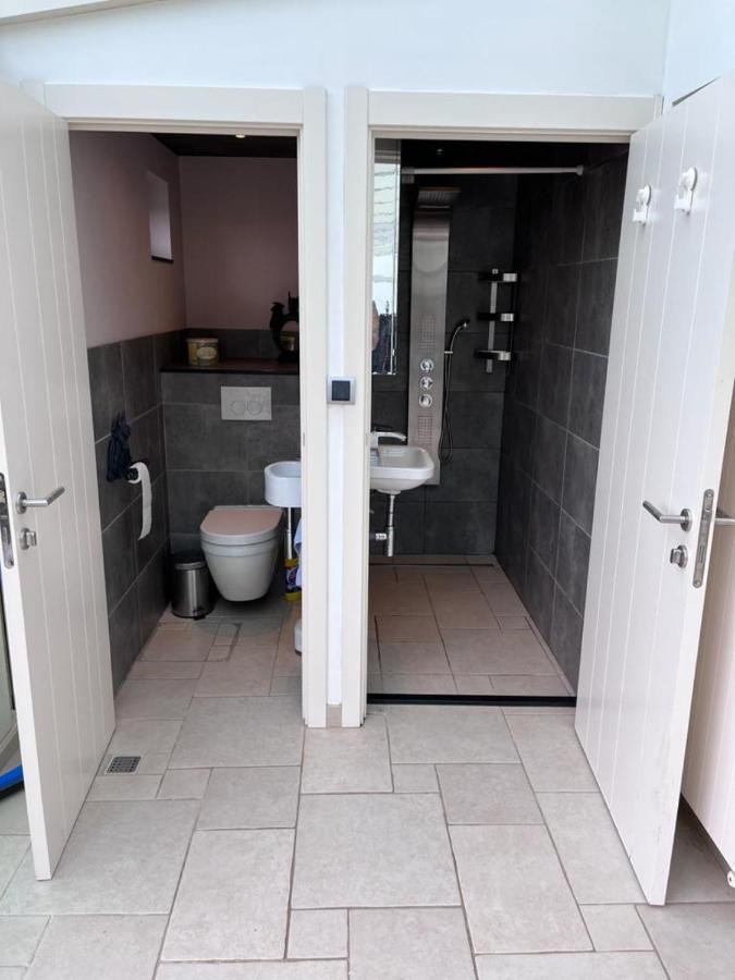 Comfortabele Woning Met Omheinde Tuin Aan Water Voor 12 P Oostburg Eksteriør bilde