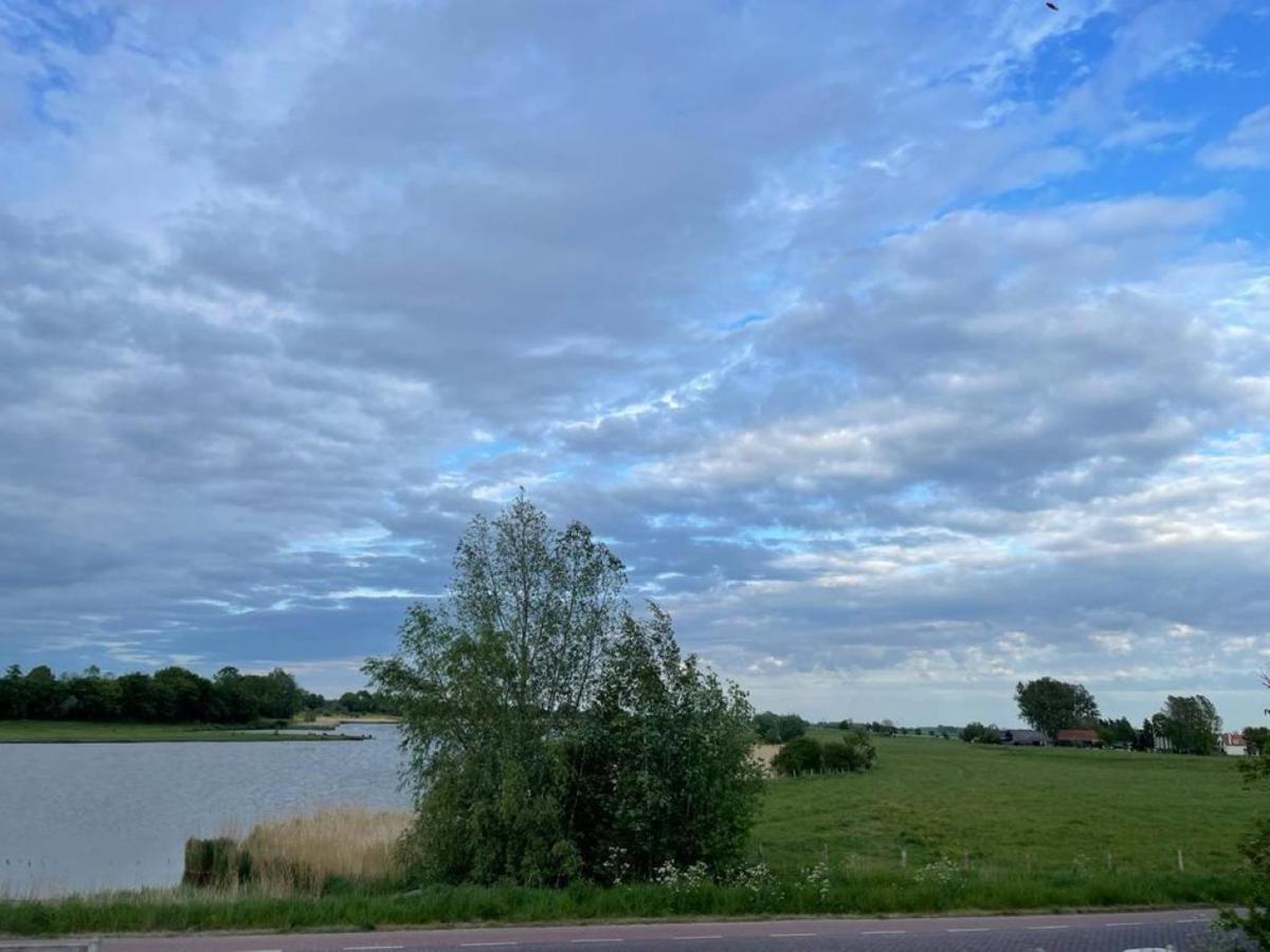 Comfortabele Woning Met Omheinde Tuin Aan Water Voor 12 P Oostburg Eksteriør bilde