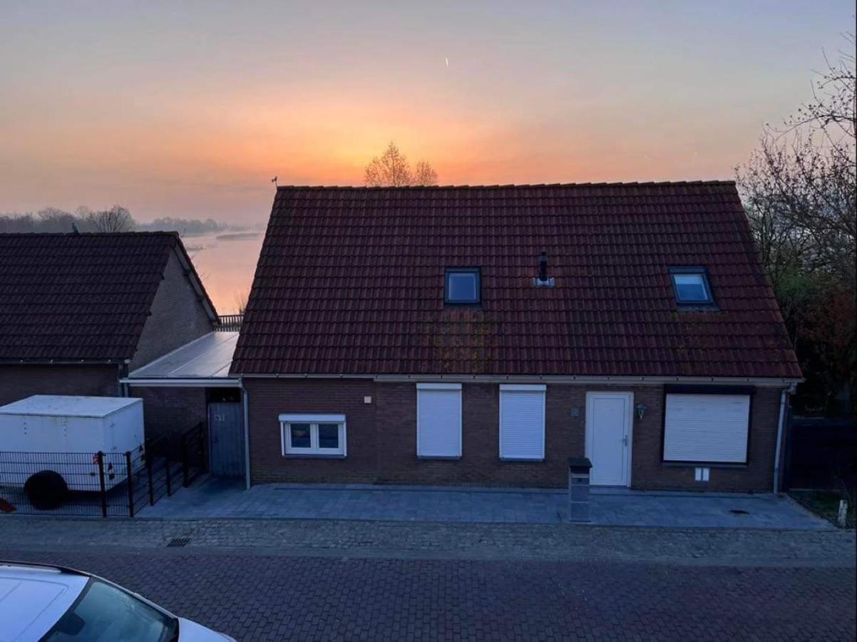 Comfortabele Woning Met Omheinde Tuin Aan Water Voor 12 P Oostburg Eksteriør bilde
