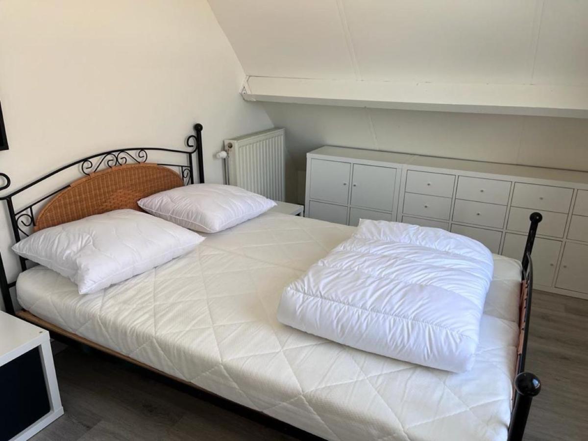 Comfortabele Woning Met Omheinde Tuin Aan Water Voor 12 P Oostburg Eksteriør bilde